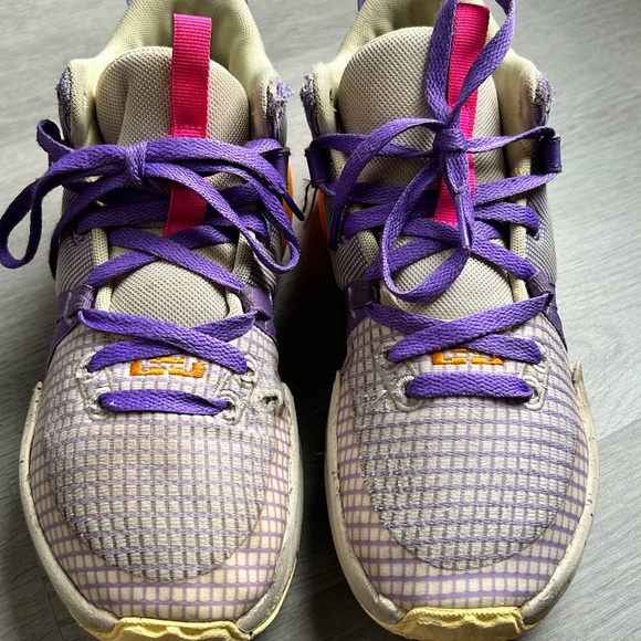 Nike LeBron Witness 7 Low Action Grape Vivid Orange Size 7Y - Picture 2 of 8